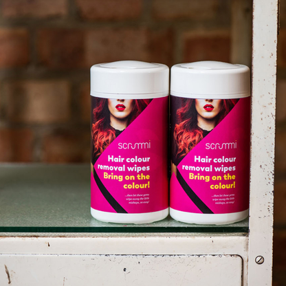 Scrummi Hair Colour Removal Wipes – Dosen auf einem Salonregal